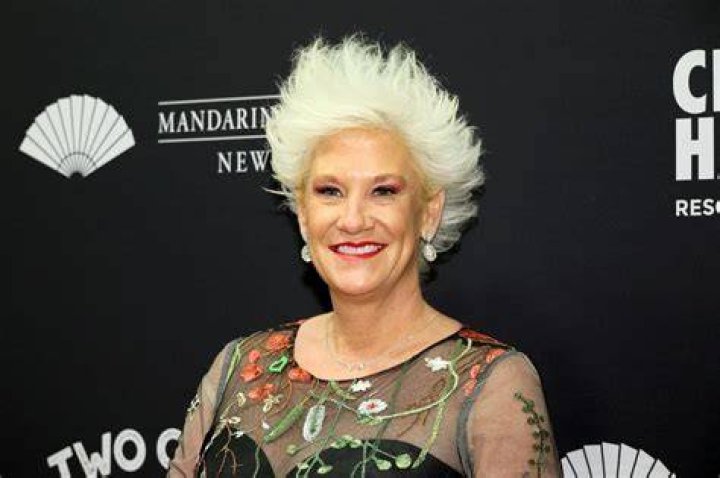 Anne Burrell has a net worth of $5 million.