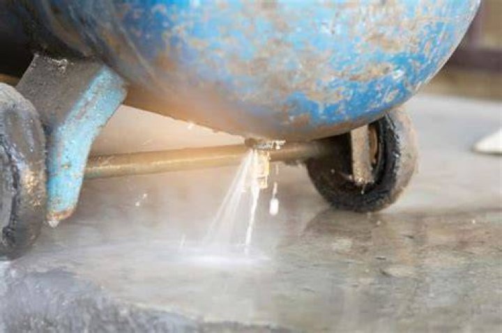 Can an air compressor get wet?
