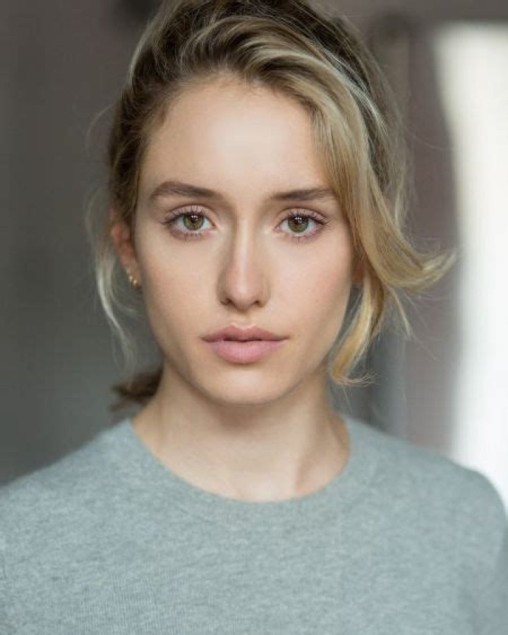 Chloe McClay in a grey t-shirt poses a picture.