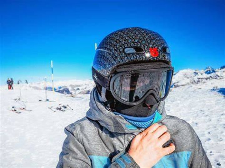 Do beginners need ski goggles?