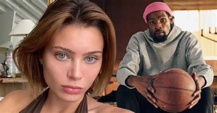 Is Lana Rhoades a lesbian?