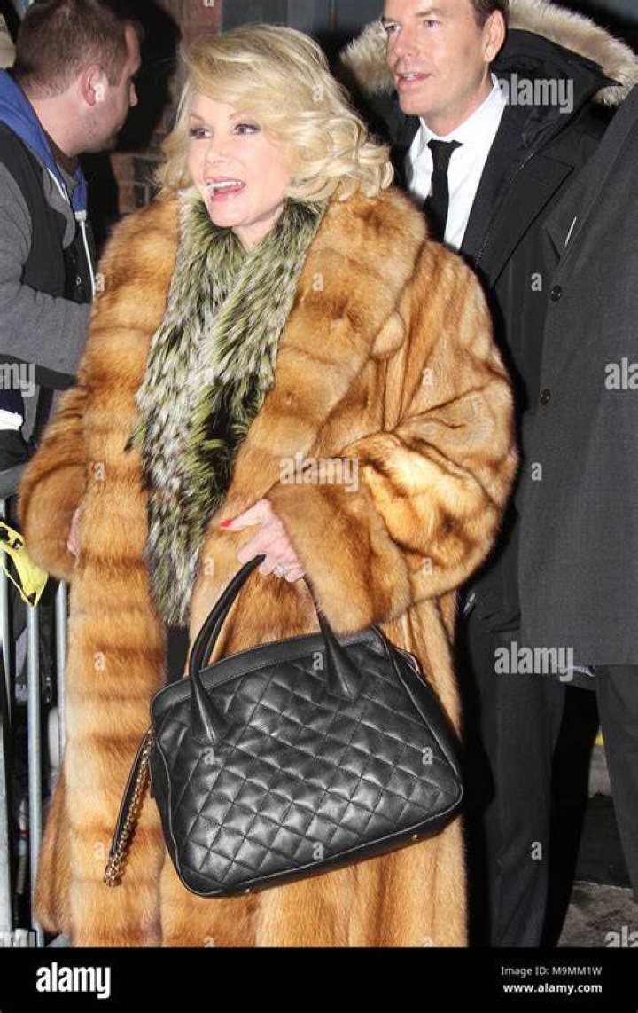 Joan Rivers leaving restaurant
