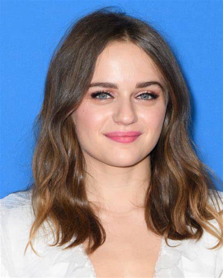 Joey King is in the middle as Austen Hooks and Margo Harshman are in the sides as both of them are wearing black jacket.