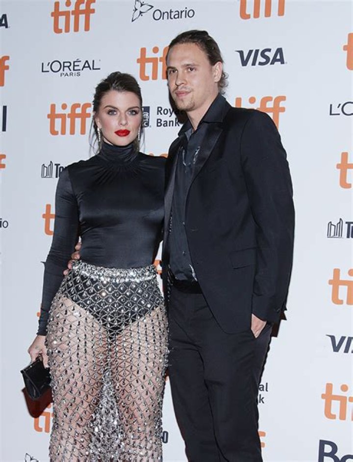 Julia Fox went to New York to celebrate her 32nd birthday! What did Kanye West gave birthday gift to Julia Fox Julia Fox, the present girlfriend of Kanye West