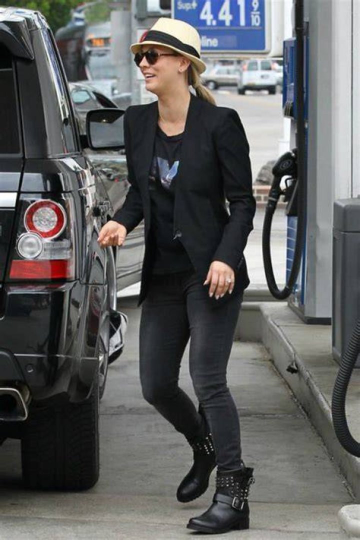 Kaley Cuoco and her Range Rover