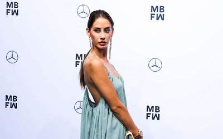 Leslie Lovitz's brother, John Lovitz, and actress Jessica Lowndes in their publicity stunt.