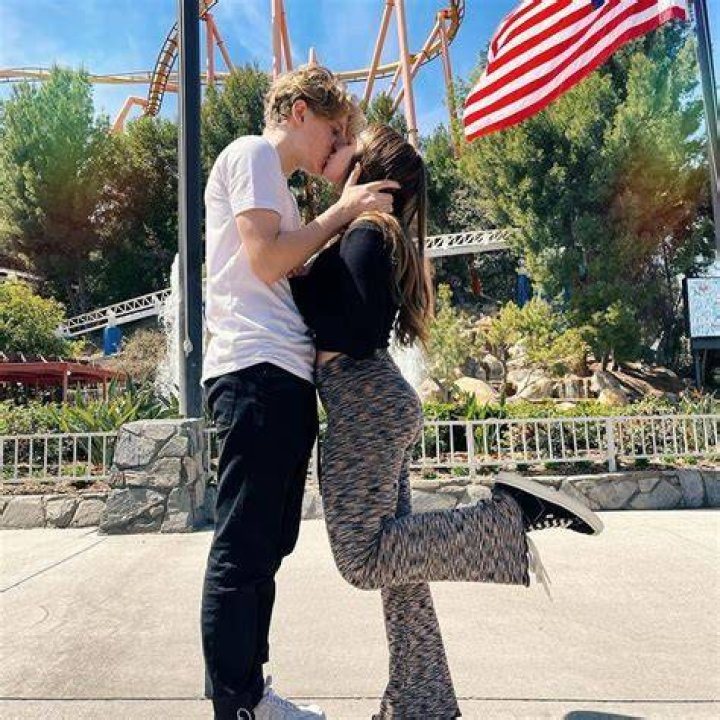 Lev Cameron kissing girlfriend Piper Rockelle in her cheek as she smiles.