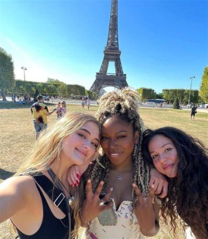 Lizzy Greene with her friend whom she considers her sister.