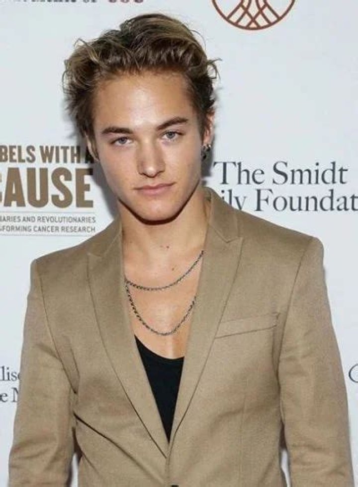 Mitchell Hoog Bio (Wiki) 