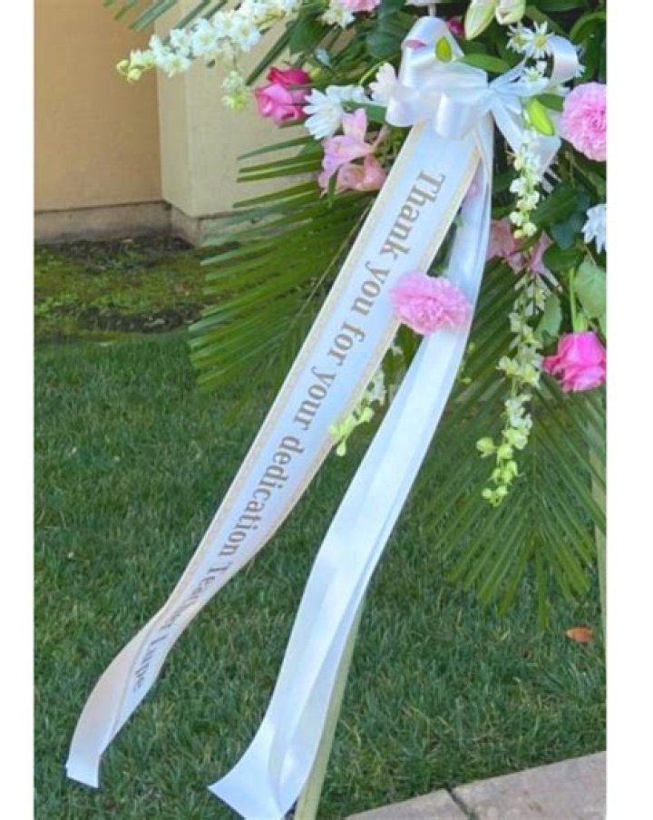 What do you write on a casket ribbon?