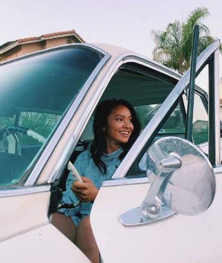 Ysa Penarejo inside her luxurious car. The car is of white colour and she looks absolutely stunning